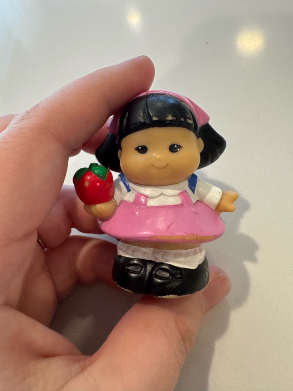 FISHER PRICE LITTLE PEOPLE Sonya Lee apple